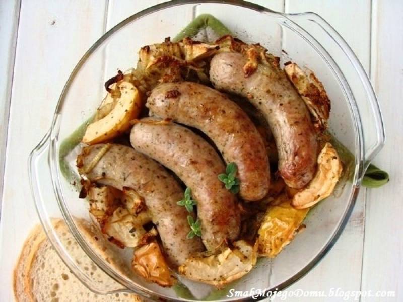 biala-kielbasa-pieczona-z-cebula-i-jablkami.415313