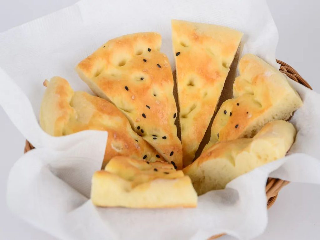 浅蓝色木质表面的土耳其烤皮面包 库存图片. 图片 包括有 土耳其, 薄饼, 香料, 装填, 文化, 食物 - 217771335